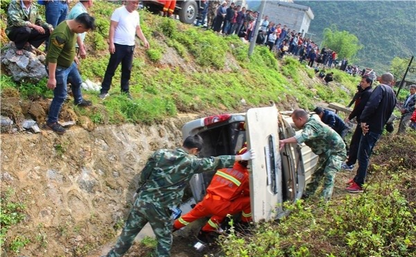 靖西安德附近二级路一面包车会车不慎侧翻路沟，致两人被困 - 靖西市·靖西网