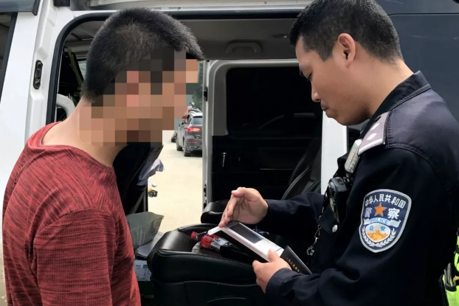 靖西一男子扫墓途中被警察带走！ - 靖西市·靖西网