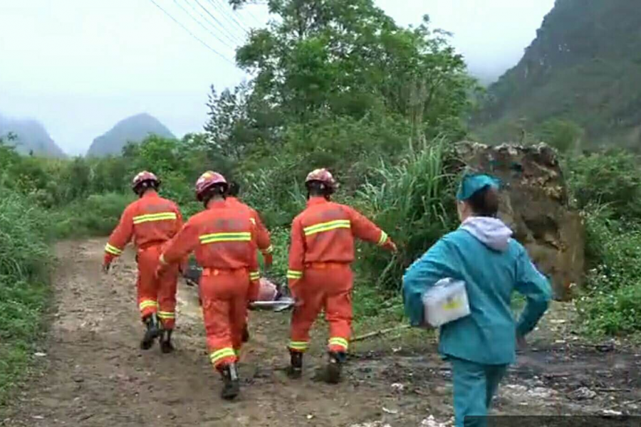 靖西六旬“风水先生”上山帮他人选墓地，不料栽了跟斗 - 靖西市·靖西网