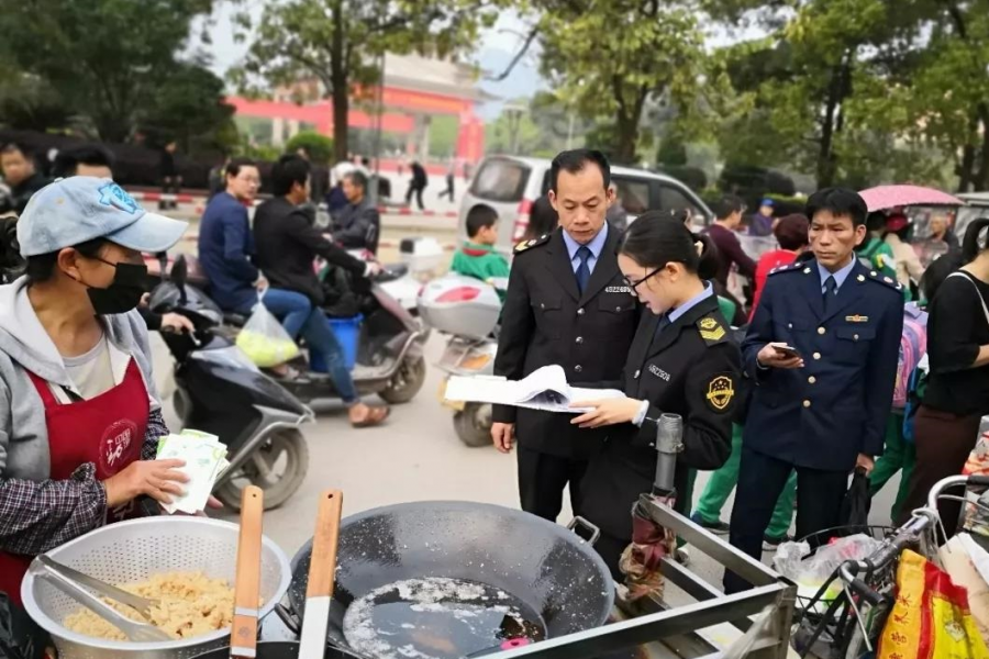 靖西市场监管局开展学校周边流动食品摊贩专项整治行动 - 靖西市·靖西网