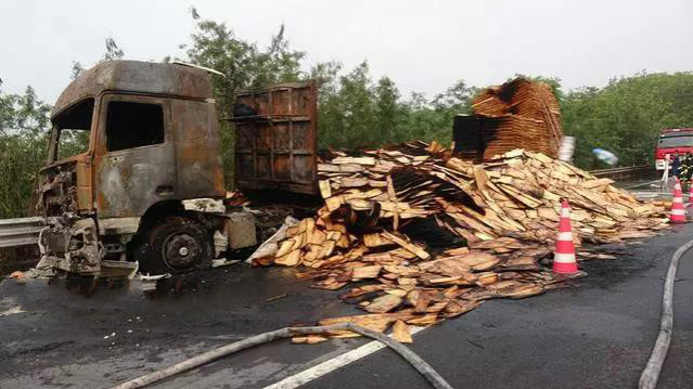 危险！百色高速上惊现一“烈火战车” - 靖西市·靖西网