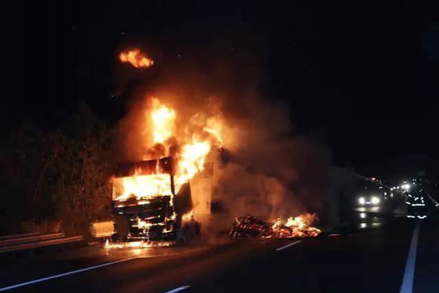 危险！百色高速上惊现一“烈火战车” - 靖西市·靖西网