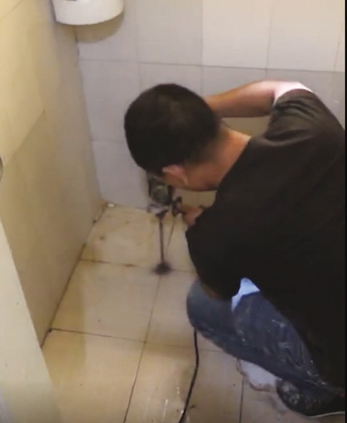 男子网上找"好评"师傅修厕所 十几分钟被收7000元 - 靖西市·靖西网