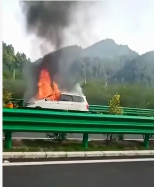 靖西天气太热？靖西怀敏地州高速路上一私家车发生自燃 - 靖西市·靖西网