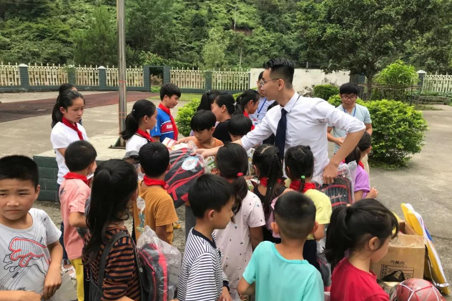 湖润达爱村小学的学生们提前收到儿童节爱心礼物 - 靖西市·靖西网