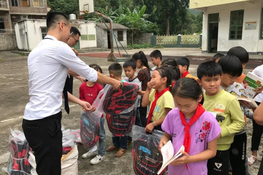 湖润达爱村小学的学生们提前收到儿童节爱心礼物 - 靖西市·靖西网