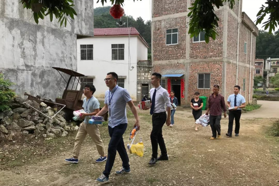 湖润达爱村小学的学生们提前收到儿童节爱心礼物 - 靖西市·靖西网