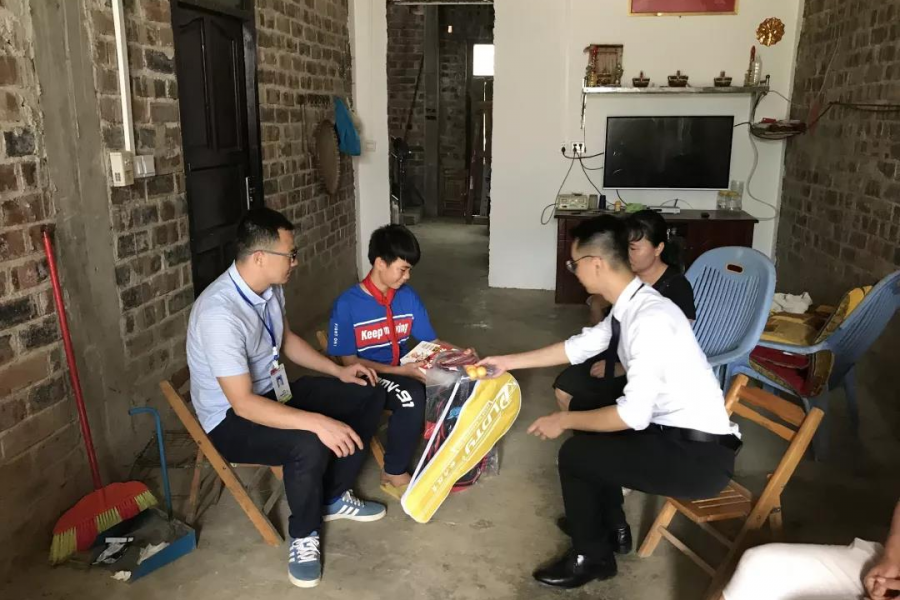 湖润达爱村小学的学生们提前收到儿童节爱心礼物 - 靖西市·靖西网