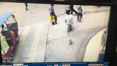 平果这三轮车为逃避检查~疯狂逃窜~撞路人、撞水泥墩、撞... - 靖西市·靖西网