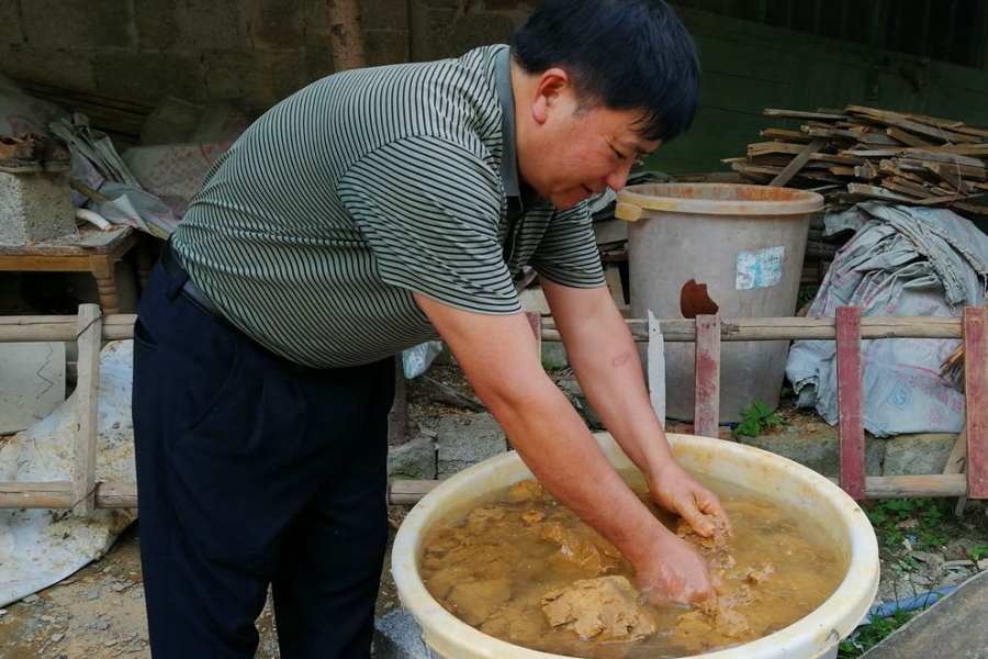 岑永确传承发展靖西夹砂陶制作技艺 - 靖西市·靖西网