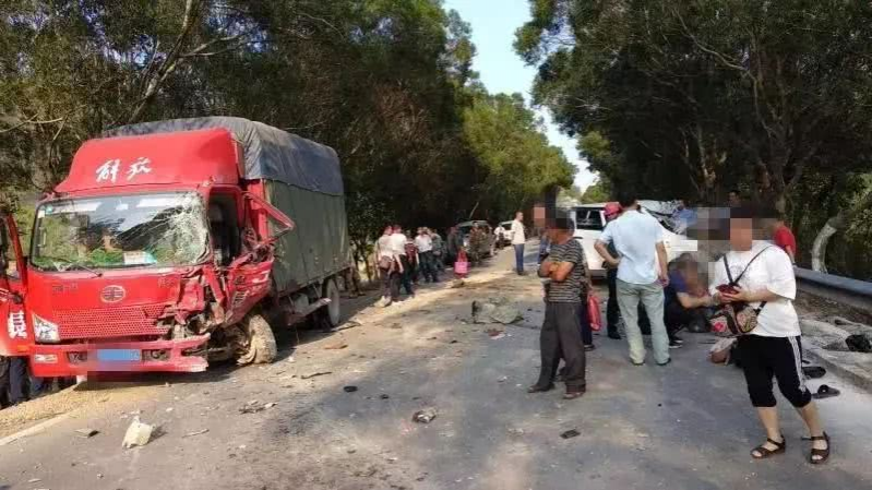 西林发生严重车祸，一司机死亡，10乘客受伤！ - 靖西市·靖西网