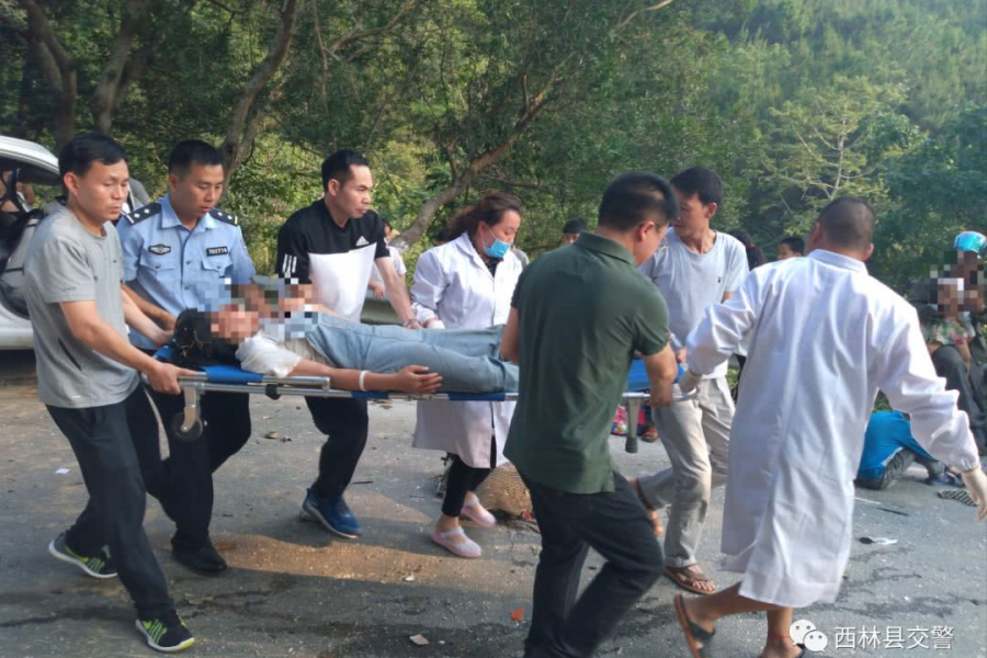西林发生严重车祸，一司机死亡，10乘客受伤！ - 靖西市·靖西网