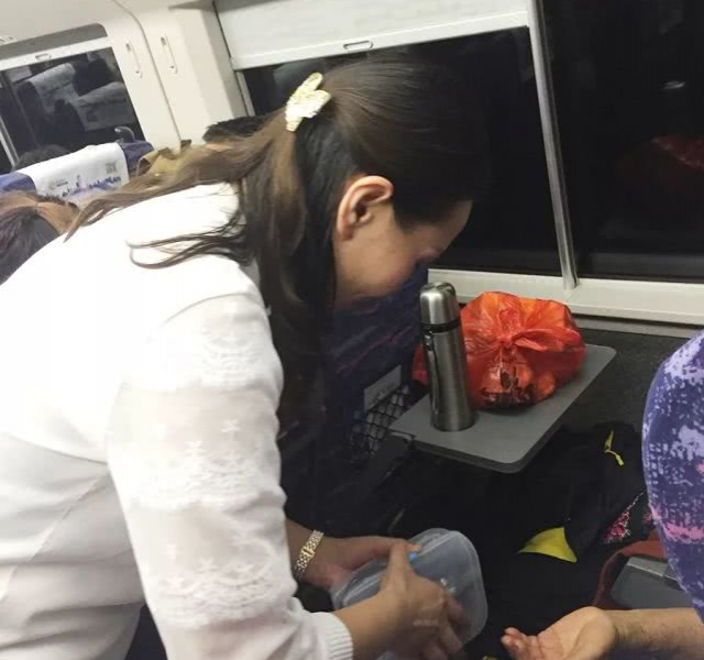 百色护士动车上救助急病乘客，正赶去参加护士 节活动 - 靖西市·靖西网