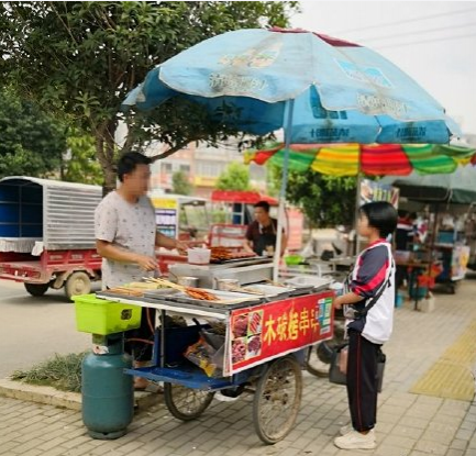 学校旁边的各种路边摊生意还是如此火爆··· - 靖西市·靖西网