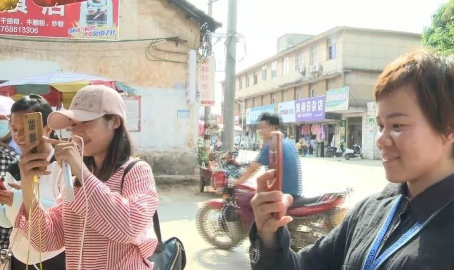 街头惊现网红菠萝头，他剪个菠萝头卖菠萝“红”了 - 靖西市·靖西网