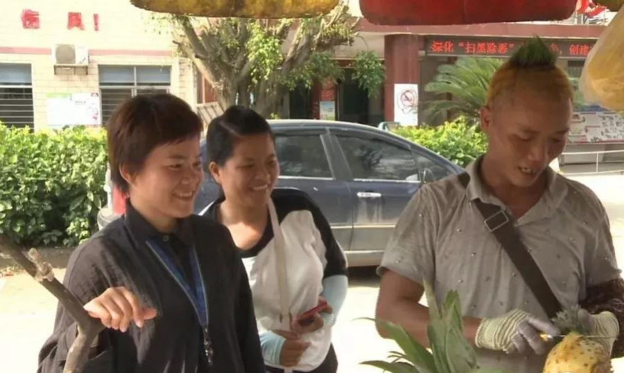 街头惊现网红菠萝头，他剪个菠萝头卖菠萝“红”了 - 靖西市·靖西网