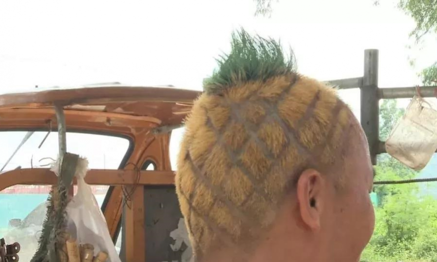 街头惊现网红菠萝头，他剪个菠萝头卖菠萝“红”了 - 靖西市·靖西网