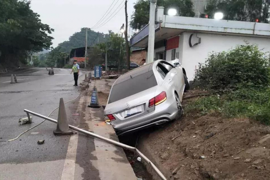 酒驾惹祸！靖西湖润路段奔驰撞到铁杆！ - 靖西市·靖西网