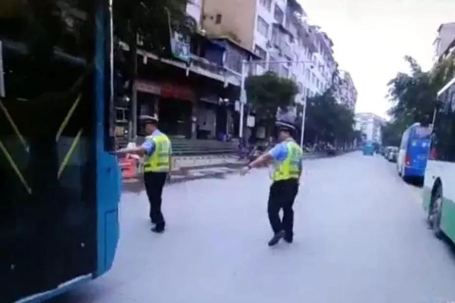 我碾死你们这群人”！柳州一男子违法被处罚，开公交车撞向交警 - 靖西市·靖西网