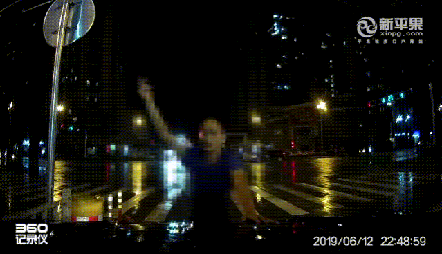 平果一男子雨夜中突然拦车，企图强行拉开车门！女车主惊恐万分…… - 靖西市·靖西网