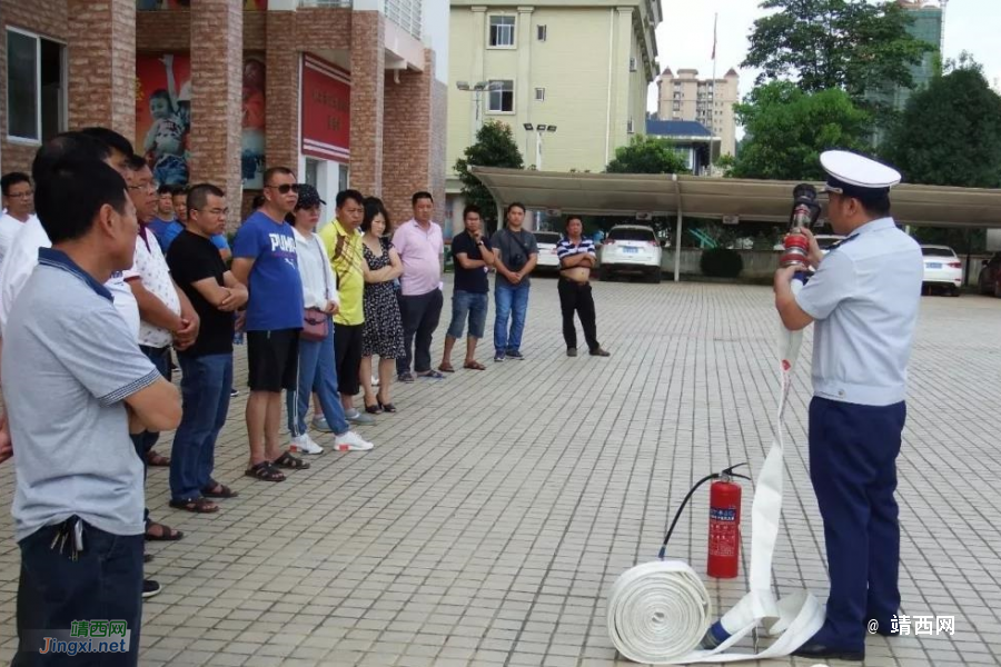 消防站开放 靖西市商场市场60余人走进“红门”学消防 - 靖西市·靖西网