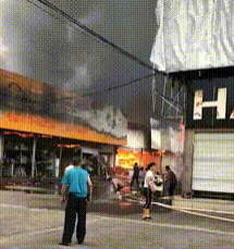 平果一建材市场突发大火，火势猛烈，连排商铺被点燃 - 靖西市·靖西网