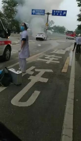 突发！柳州一轿车撞匝道桥墩突然起火，司机不幸被烧身亡 - 靖西市·靖西网