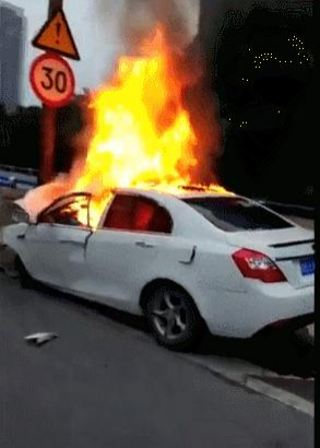 突发！柳州一轿车撞匝道桥墩突然起火，司机不幸被烧身亡 - 靖西市·靖西网
