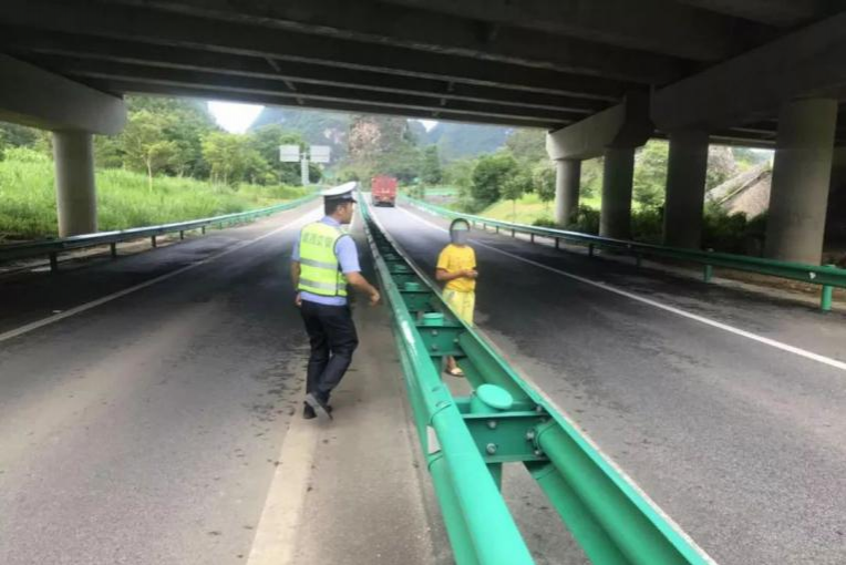 惊险！靖西一小女孩突然闯进高速公路，原因竟是``````` - 靖西市·靖西网