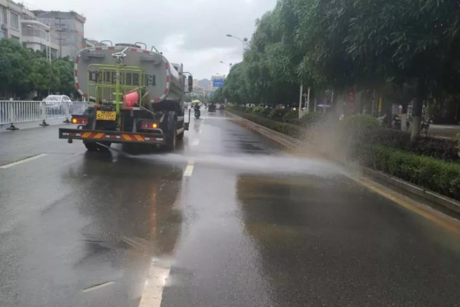 天降暴雨”城市美容师”在行动——还靖西一个美丽！！！ - 靖西市·靖西网