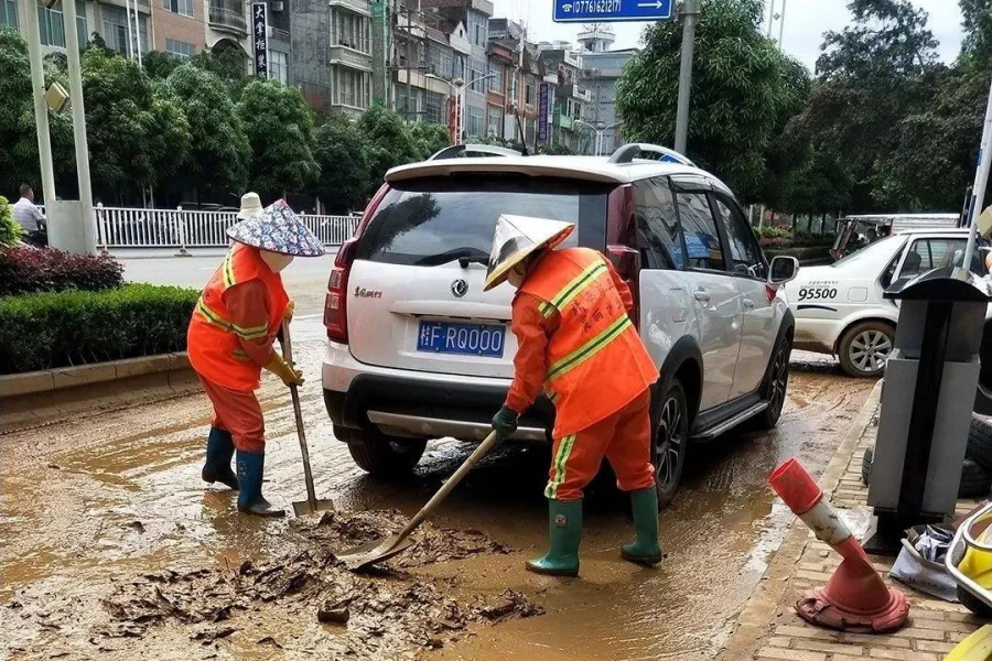 天降暴雨”城市美容师”在行动——还靖西一个美丽！！！ - 靖西市·靖西网