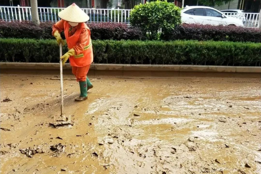 天降暴雨”城市美容师”在行动——还靖西一个美丽！！！ - 靖西市·靖西网