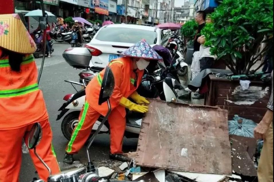 天降暴雨”城市美容师”在行动——还靖西一个美丽！！！ - 靖西市·靖西网