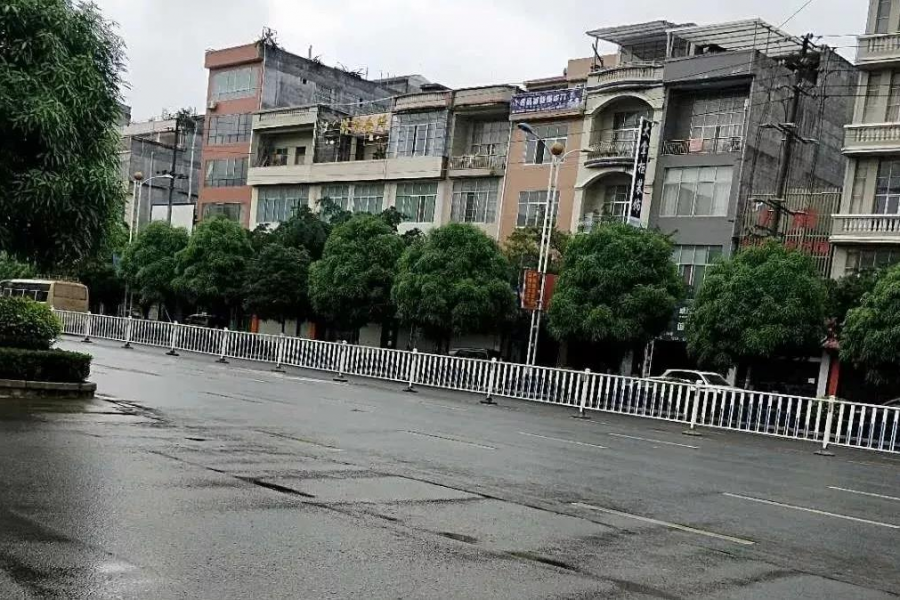 天降暴雨”城市美容师”在行动——还靖西一个美丽！！！ - 靖西市·靖西网