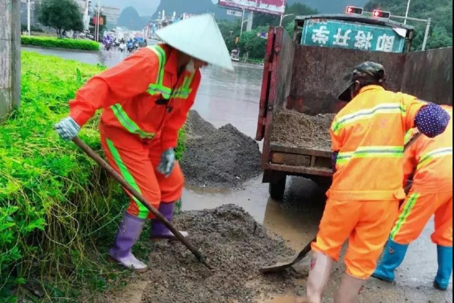 天降暴雨”城市美容师”在行动——还靖西一个美丽！！！ - 靖西市·靖西网