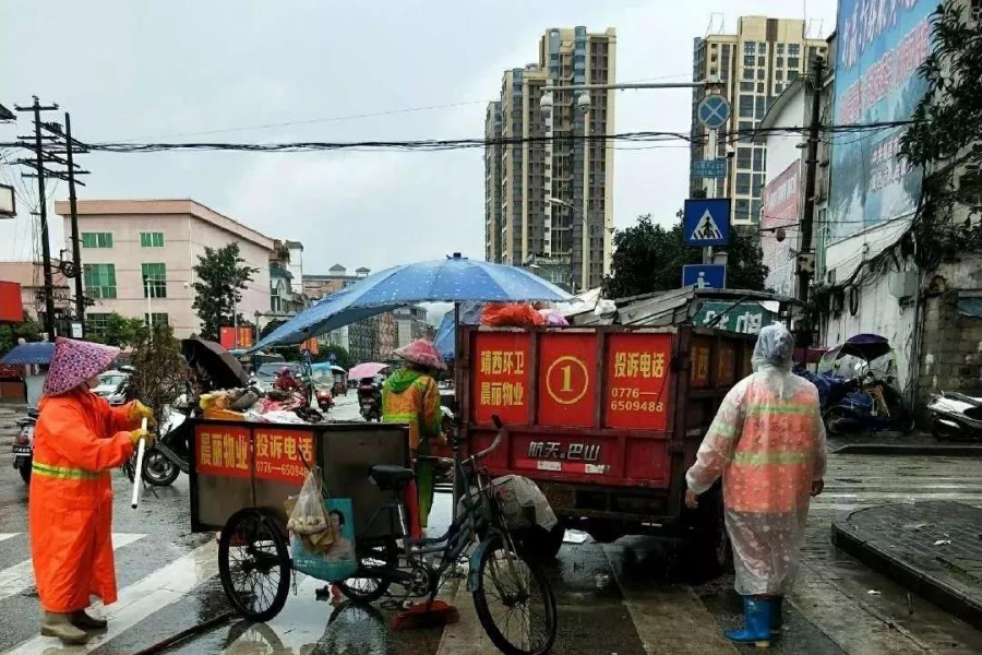 天降暴雨”城市美容师”在行动——还靖西一个美丽！！！ - 靖西市·靖西网