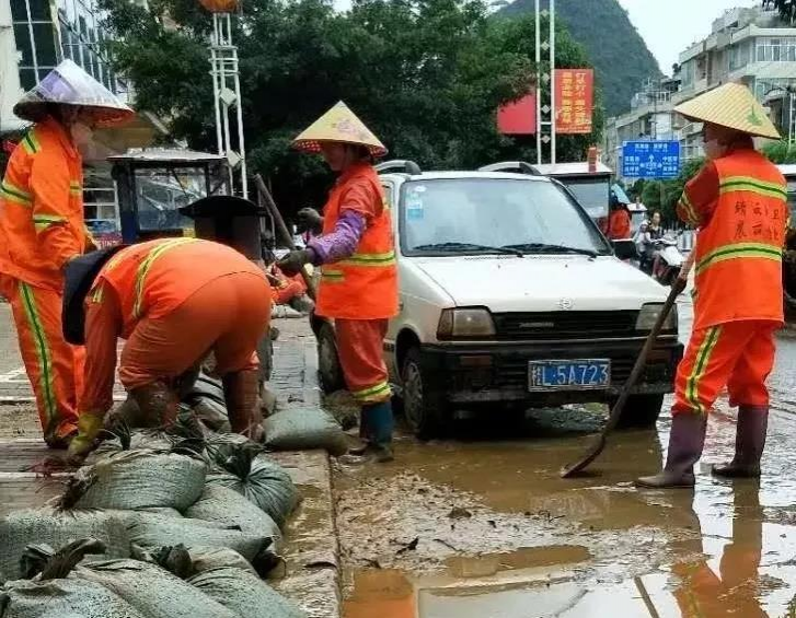 天降暴雨”城市美容师”在行动——还靖西一个美丽！！！ - 靖西市·靖西网