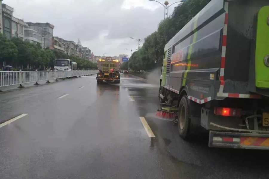 天降暴雨”城市美容师”在行动——还靖西一个美丽！！！ - 靖西市·靖西网