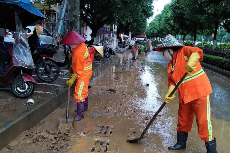 天降暴雨”城市美容师”在行动——还靖西一个美丽！！！ - 靖西市·靖西网