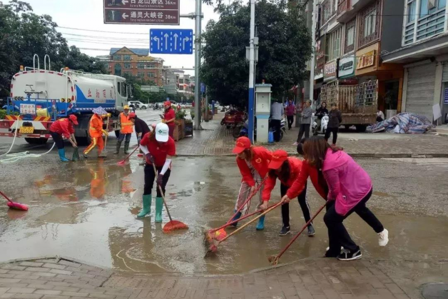 天降暴雨”城市美容师”在行动——还靖西一个美丽！！！ - 靖西市·靖西网