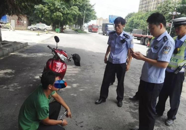 靖西临县小伙遇交警查车，不料一个习惯动作出卖了自己 - 靖西市·靖西网