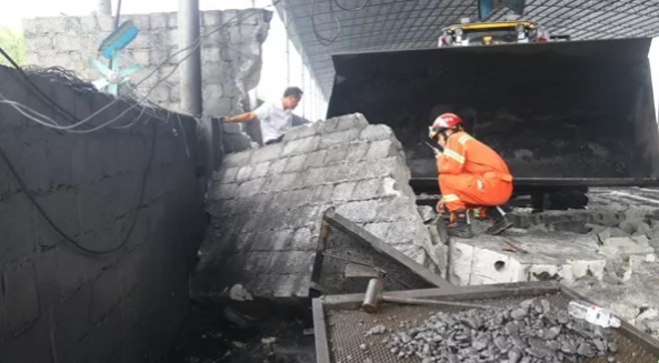 平果火车站货场墙体倒塌，一人被困 - 靖西市·靖西网