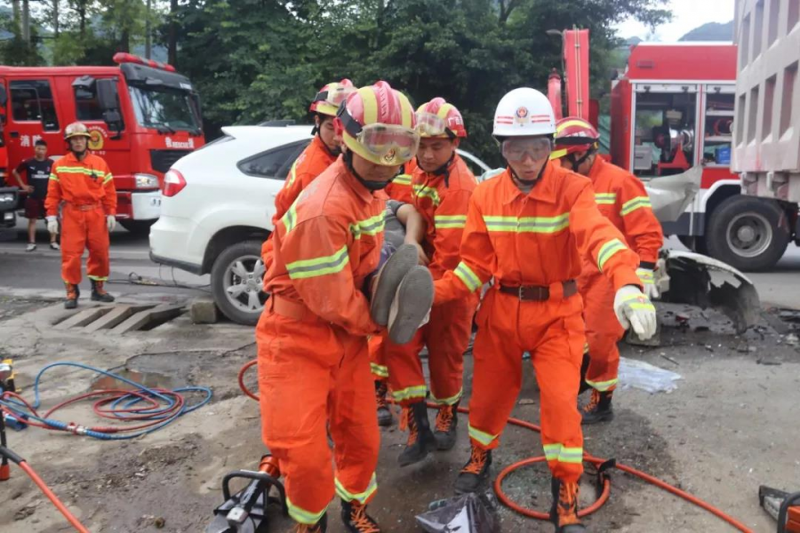 事发平果：SUV追尾泥头车，SUV车头严重变形，致副驾成员不幸遇难 - 靖西市·靖西网