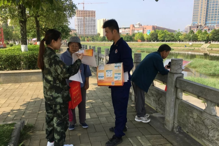 靖西消防大队持续走街串巷普及夏季消防安全知识 - 靖西市·靖西网