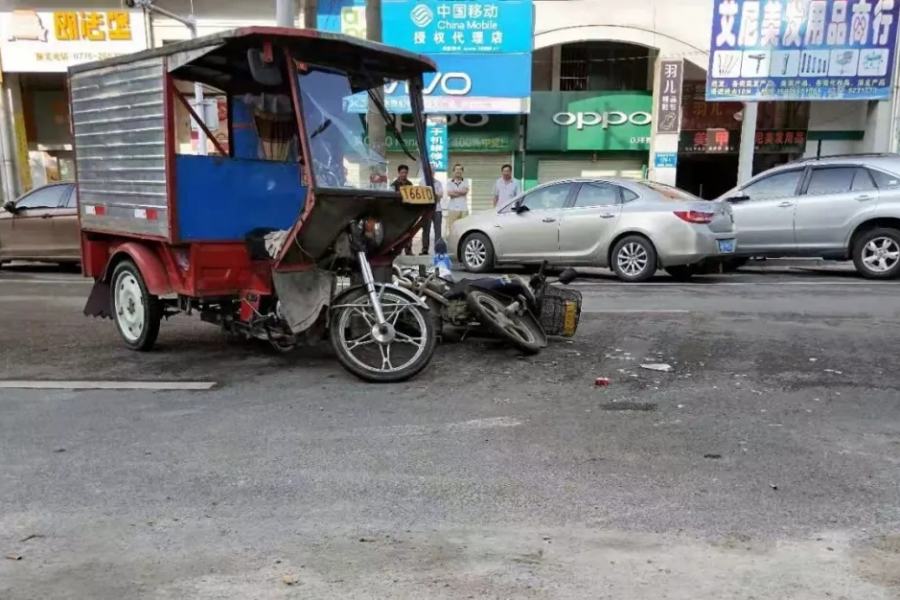 靖西一辆三轮车和摩托车相撞，男子鲜血顺着裤腿直流…… - 靖西市·靖西网