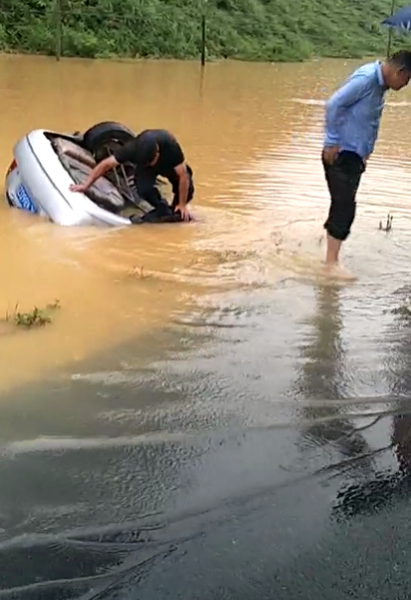 这位兄弟把车当船开 - 靖西市·靖西网