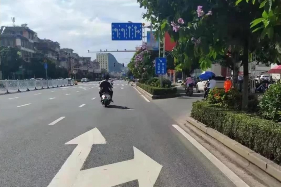 靖西这些路面导标线合理吗？ - 靖西市·靖西网