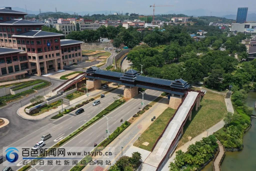 百色市内首座过街人行天桥完工并投入使用，外观豪华典雅。 - 靖西市·靖西网