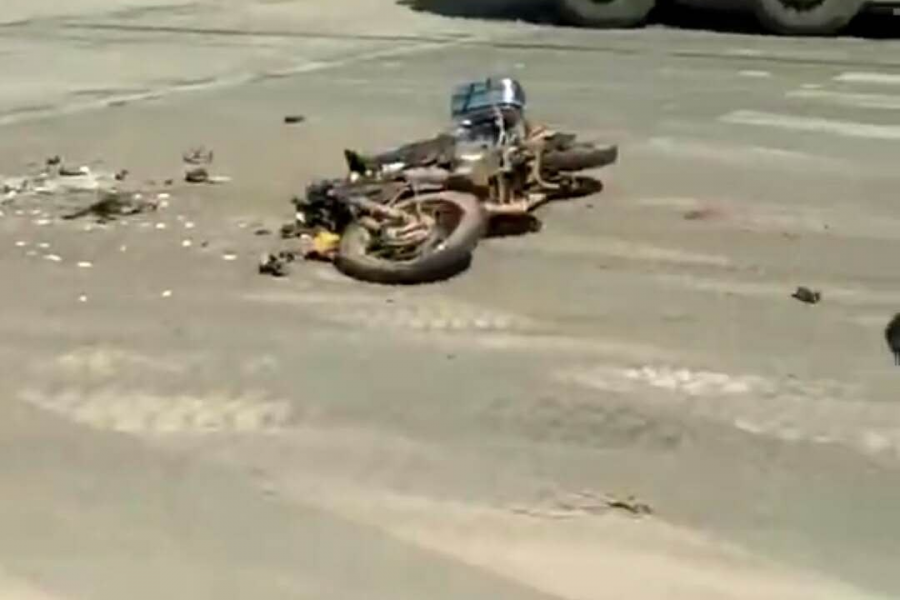 今天下午幸福路与凤凰路交叉路口发生严重车祸，摩托车已粉碎 - 靖西市·靖西网