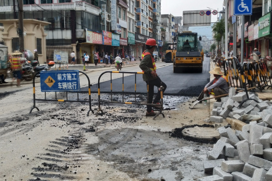 靖西城西路修路进程，压柏油咯 - 靖西市·靖西网